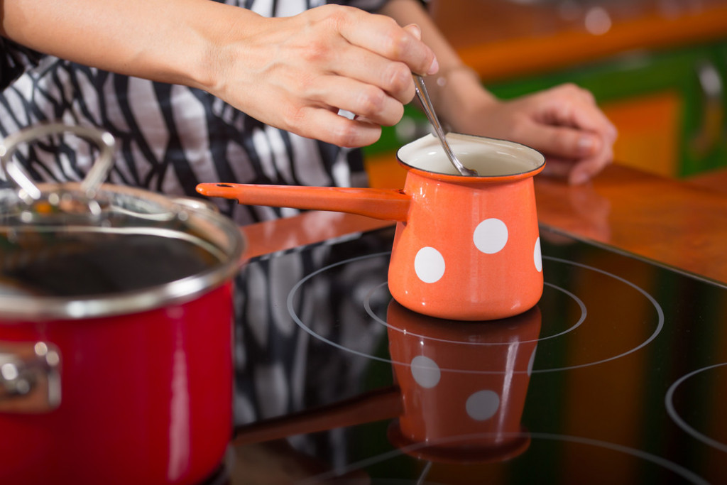 Skinite kamenac i fleke sa džezve: Uz ova 2 jeftina sastojka iz kuhinje, biće kao nova za 5 minuta!