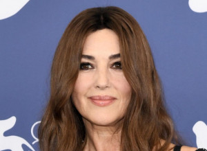 Je l' se ovo ona obukla na buvljaku? Monika Beluči u haljini koju ne zaslužuje "crveni tepih" u Veneciji