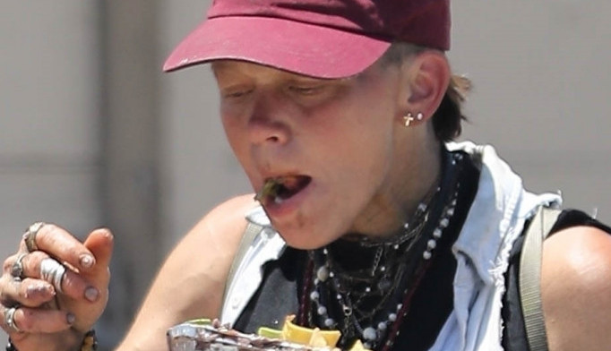 Prljava, kopa po kontejneru, postala beskućnica: Nekada najlepša žena, svi su joj se divili, a onda dotakla dno