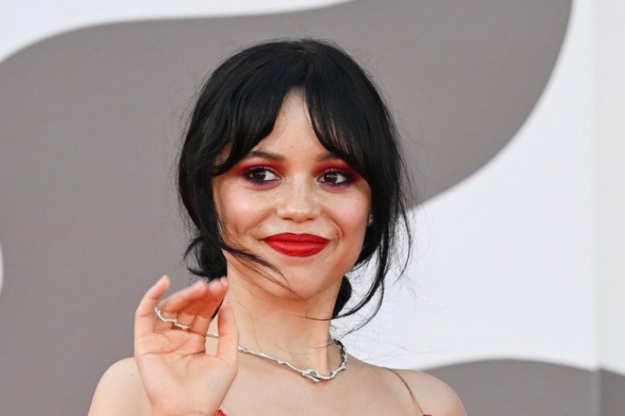Džena Ortega najlepša na festivalu u Veneciji: Glumica očarala pojavom u vatreno crvenoj haljini, a ovaj trenutak je sve raznežio!