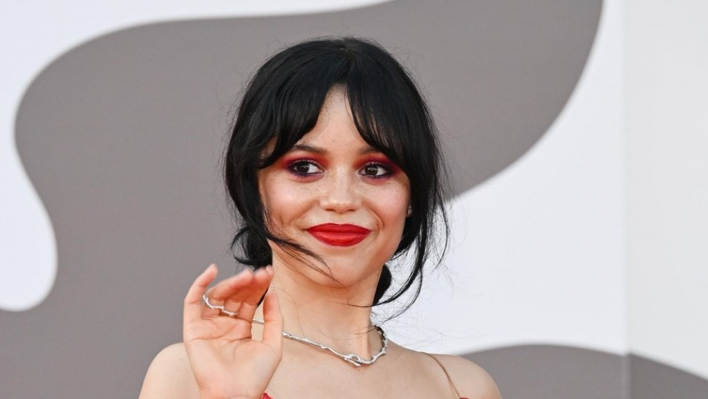 Džena Ortega najlepša na festivalu u Veneciji: Glumica očarala pojavom u vatreno crvenoj haljini, a ovaj trenutak je sve raznežio!