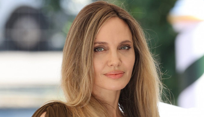 Grčka boginja sišla sa Olimpa u Veneciju, nestvarna je: Anđelina Džoli u braon toaleti oborila sve sa nogu