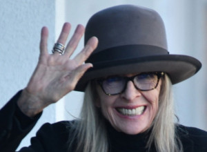 Zakopčana do grla na plus 30: Dajana Kiton pokazala svoj prepoznatljivi stil, pantalone su idealne za jesen, žene ih mahom kupuju!