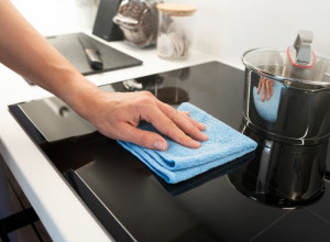 Šporet neće više biti musav: Jeftin sprej od samo 3 sastojka sprečava tragove prstiju, a postupak je nikad lakši