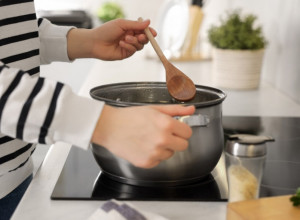 Iskipi vam sve što kuvate? Uz ovaj trik se to više neće dešavati, spasićete se ribanja šporeta!