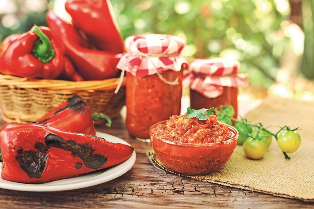 Da li je ajvar zdrava zimnica i da li goji: Nutricionistkinja Mirković otkriva koliko kašika smemo da pojedemo