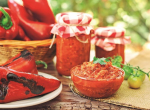 Da li je ajvar zdrava zimnica i da li goji: Nutricionistkinja Mirković otkriva koliko kašika smemo da pojedemo