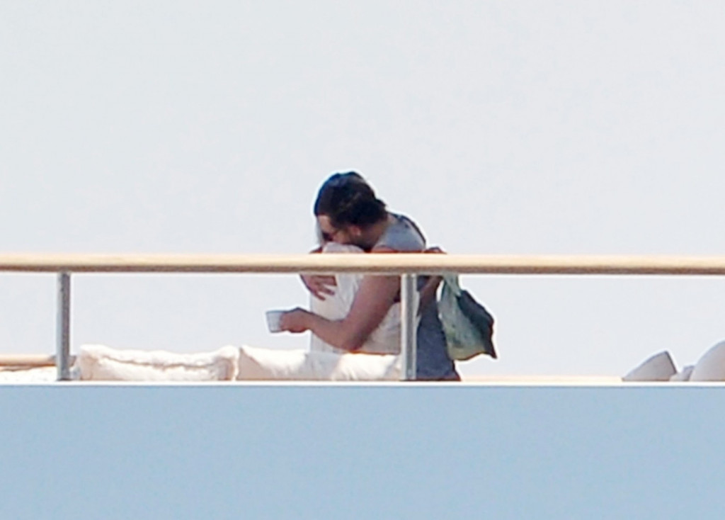 Dugo su se krili, ali je strast pobedila: Poznati par snimljen kako se ljubi na moru, nisu skidali ruke jedno s drugog