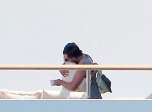 Dugo su se krili, ali je strast pobedila: Poznati par snimljen kako se ljubi na moru, nisu skidali ruke jedno s drugog