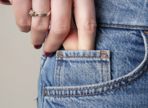 Da ti se smuči život! Kupila je nove farmerke, ono što je pronašla u džepu je šokiralo