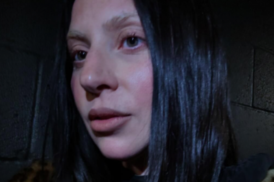 Iz crne u plavu: Lejdi Gaga se vratila boji kose koja je proslavila, izgleda kao boginja u Veneciji, a ni verenik ne zaostaje!