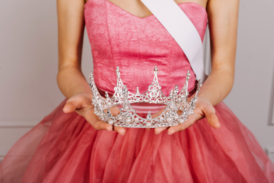 Svetske face padale pred njenom lepotom, Džonija Depa zasenila: Kako danas izgleda bivša srpska misica, i dalje prelepa