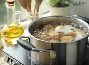 Skuvajte krompir za 15 minuta! Uradite ovo pre nego što ga stavite na šporet, omekšaće mnogo brže