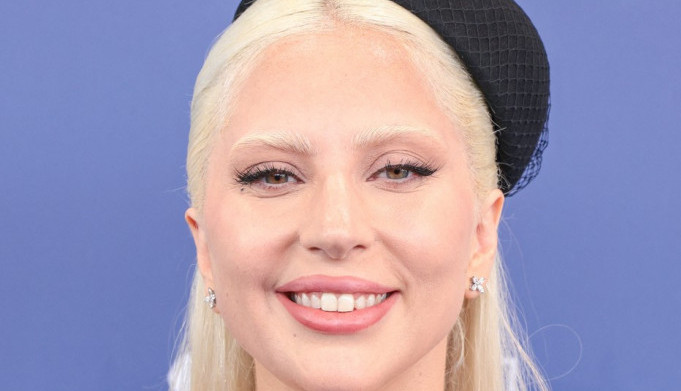 Smerno, odmereno i sa mnogo stila, jedan komad se sa njom vraća u modu? Lejdi Gaga u kombinaciji u kojoj se baš retko viđa