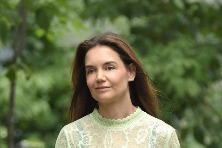 Kejti Holms izgleda kao lutka u omraženim farmerkama: Mamila poglede u uskom modelu, a majica nije ostavila ništa mašti na volju