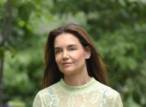 Kejti Holms izgleda kao lutka u omraženim farmerkama: Mamila poglede u uskom modelu, a majica nije ostavila ništa mašti na volju