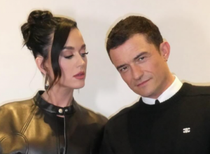 Šaputanje na uvo i nestašni pogledi: Kejti Peri i slavni glumac zablistali na crvenom tepihu, ove slike vrede milion dolara