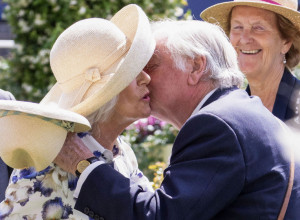 Dok se Čarls bori sa rakom, Kamila "cvrkuće" sa bivšim mužem: Šok fotke jasno pokazale koliko su bliski