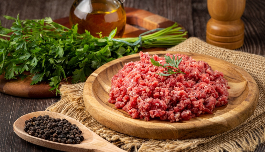 Dodajte malo ovog sastojka u mleveno meso: Sarme, punjene paprike, ćufte i ćevapi neće biti suvi, već sočni i ukusni!