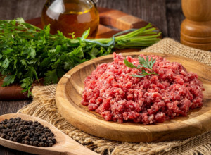 Dodajte malo ovog sastojka u mleveno meso: Sarme, punjene paprike, ćufte i ćevapi neće biti suvi, već sočni i ukusni!