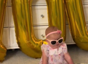 Mala zvezda interneta: Roditelji su ispred bebe stavili rođendansku tortu, zbog njene reakcije ljudi plaču od smeha!