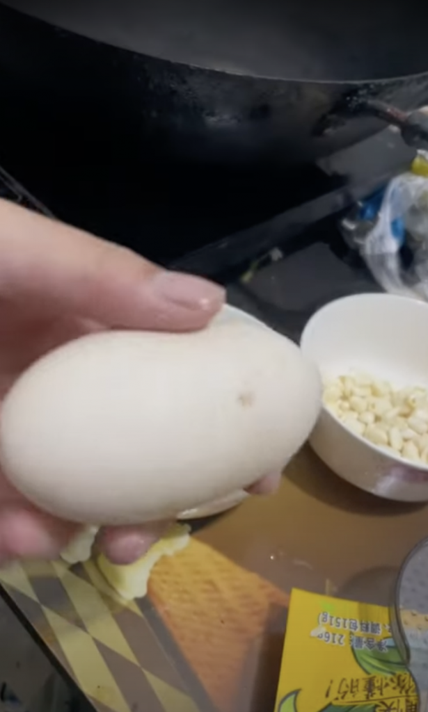 Kada je razbila džinovsko jaje iz njega se izlilo ono šta nije očekivala: Žena u Kini svedočila čudu, ovo je nestvarno