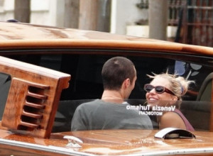 Glumica se tek porodila, a već dominira u čipkastoj haljini: Sve se providi, čak i donji veš, a 15 godina mlađi dečko puca od ponosa