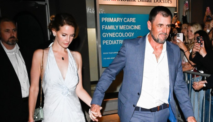 Pevačica ljubi 17 godina starijeg muškarca, društvene mreže se usijale: "Kako slatko, drži tatu za ruku", "Stvarno ima najčudniji ukus za muškarce"...