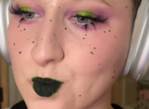 Napućila usne, a kada ih je opustila nastala je magija: Trik sa karminom napravio haos na mrežama, video pogledalo skoro 40 miliona!