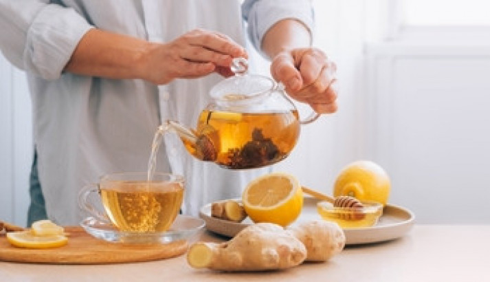 Evo zašto je dobro piti vodu sa limunom i medom svako jutro: Osim što štiti organizam, utiče i na lepotu