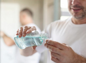 Nemojte preterivati sa vodicom za ispiranje usta: Stomatolog upozorava na štetne posledice i kad je ne treba koristiti