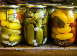 Pripremite zimnicu kao profesionalci: Evo koliko ide sirćeta, a koliko vode u teglu