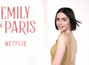 Lili Kolins zablistala na premijeri ,,Emili u Parizu": Očarala sve prisutne u luksuznoj zlatnoj haljini, zanemeli su kada su videli njena leđa