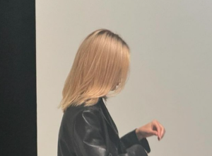 Prepoznajete li ovu plavušu? Manekenka poznata po tamnoj braon kosi se ofarbala u plavo, a njena transformacija je zapalila svet