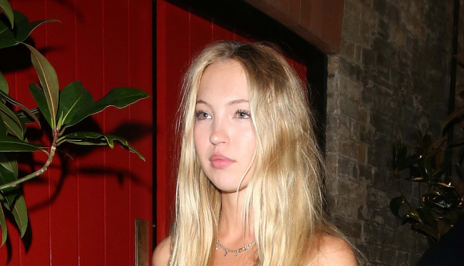 Izvajane noge stavila u prvi plan: Ćerka Kejt Mos u zlatnoj toaleti izdominirala na crvenom tepihu