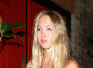 Izvajane noge stavila u prvi plan: Ćerka Kejt Mos u zlatnoj toaleti izdominirala na crvenom tepihu