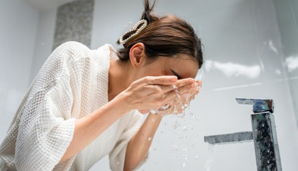 Da li se treba umivati hladnom vodom? Dermatolozi otkrivaju koja temperatura je najpogodnija za vaše lice