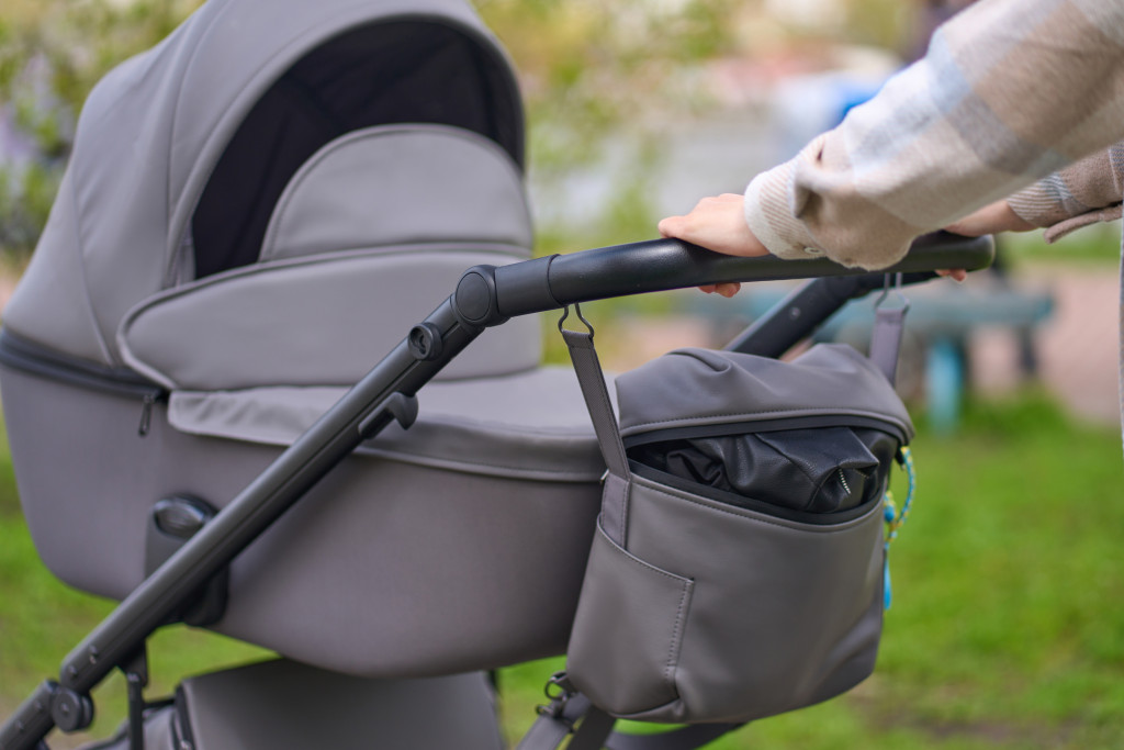 Mama ispustila kolica, beba izletela na ulicu, jedno je spasilo: Zaplele se u paukovu mrežu i nastalo opšte rasulo