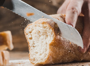 Hleb će biti svež kao da ste doneli upravo iz pekare: Primenite ove cake i nećete morati da ga bacate