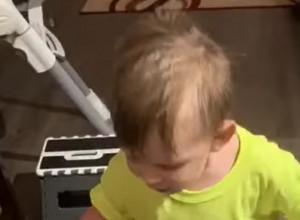 Mali Aleksandar joj očitao bukvicu: Mama žurila na posao i nije poljubila dete, reakcija njenog sina je hit!