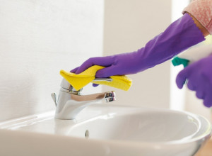 Skinite kamenac sa česme i kade: Uz sredstvo od 30 dinara, uklonićete sve fleke bez ribanja!