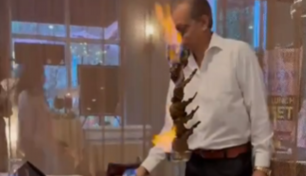 Zamalo zapalio ceo restoran, kolega se jedva spasio: Konobar spremao ručak pred gostima, pogrešan potez zamalo ugrozio živote svih