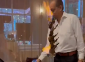 Zamalo zapalio ceo restoran, kolega se jedva spasio: Konobar spremao ručak pred gostima, pogrešan potez zamalo ugrozio živote svih