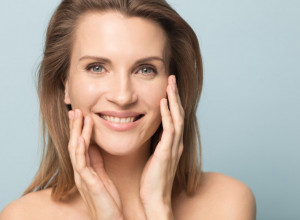 Nega kože za žene 50+: Vaše lice će izgledati mlađe i biti elastičnije zahvaljujući ovim preparatima, preporučuju ih svi dermatolozi