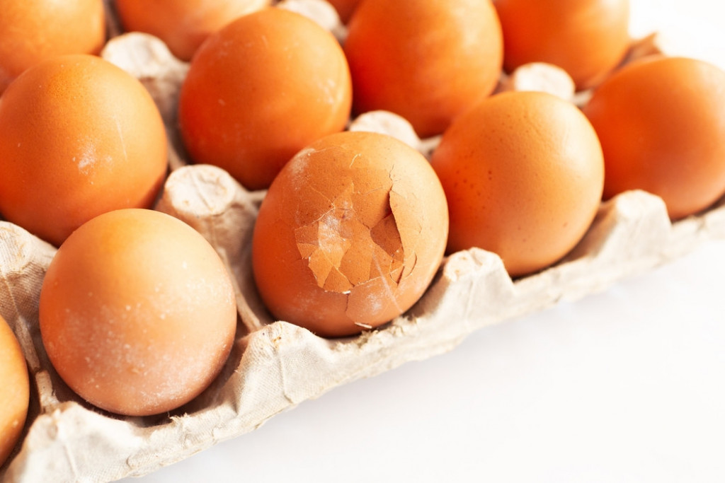 Koliko je opasno jesti napuklo jaje? Evo da li možete dobiti salmonelu i šta treba da uradite ako se polome u kutiji