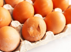 Koliko je opasno jesti napuklo jaje? Evo da li možete dobiti salmonelu i šta treba da uradite ako se polome u kutiji