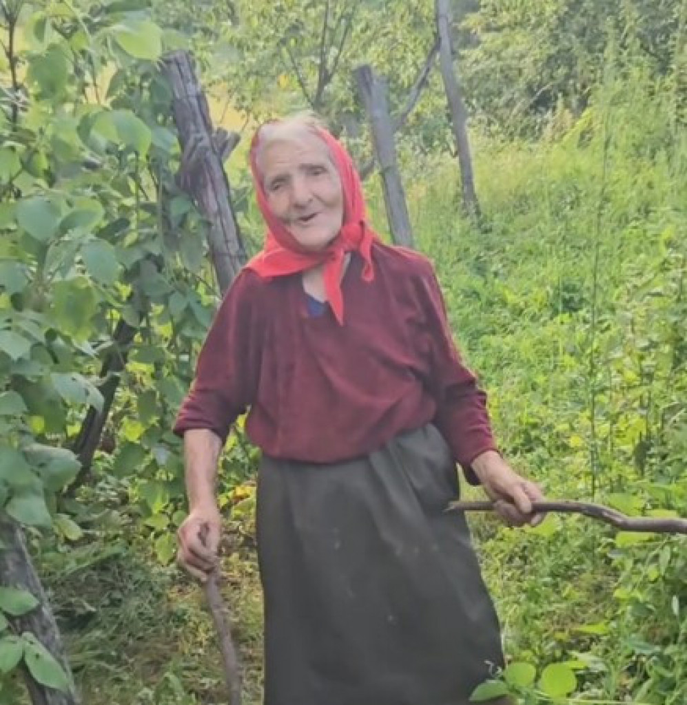 Dan počinjem sa čašicom rakije i šoljom kafe i tako svako jutro: Mirjana u 98 -oj živi sama u selu i kaže da 10 godina nije videla doktora