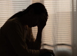 Još jedna afera uzdrmala muzičare, optužen producent: Iznela gnusne detalje njihovog susreta, sve desilo dok je spavala?