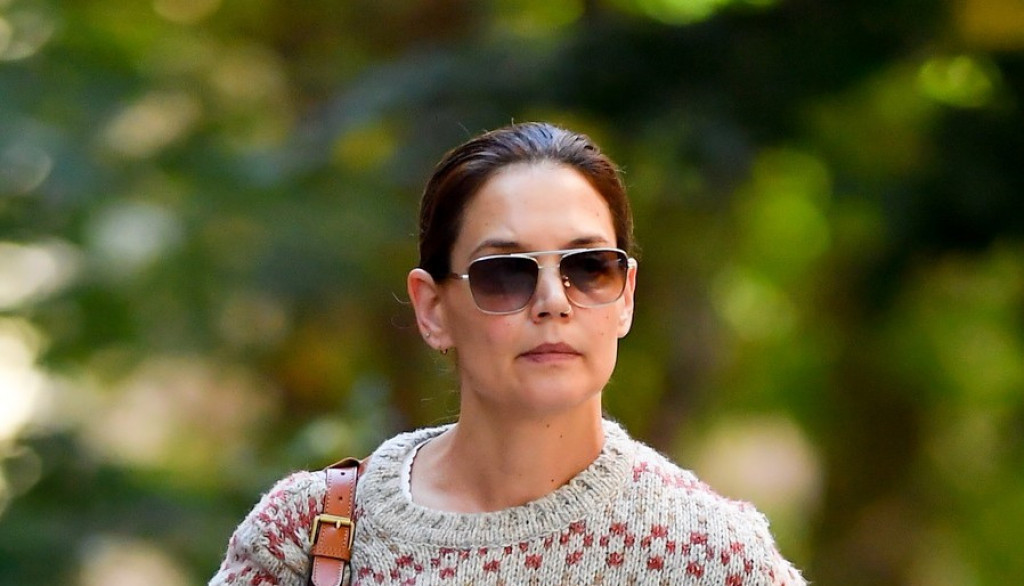 Džemper po ugledu na Kejti Holms: Glumica se godinama ne odvaja od ovog modela, ima print koji obožavaju sve žene