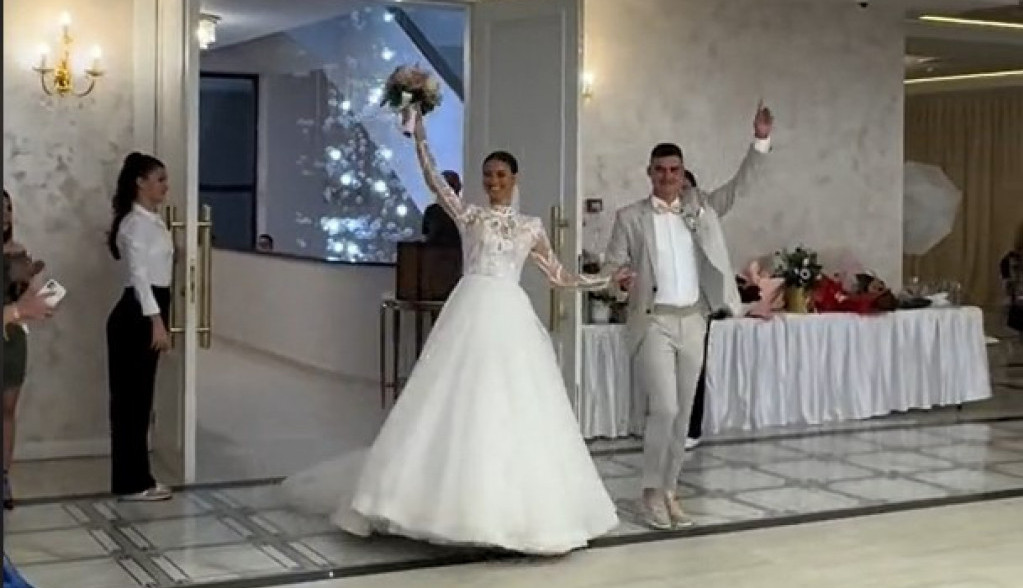 Srpska svadba postala hit na internetu: Mladenci u salu ušli uz neobičnu pesmu i nasmejali 2 miliona ljudi!